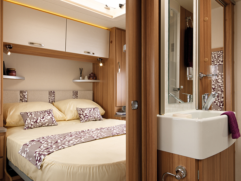 Lexon 590 Rear Island Bed